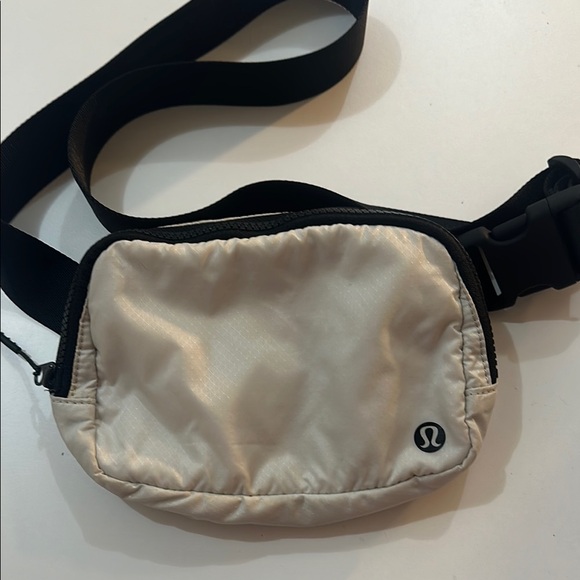 Lululemon cream & black belt nylon bag one size fits most - Picture 1 of 7